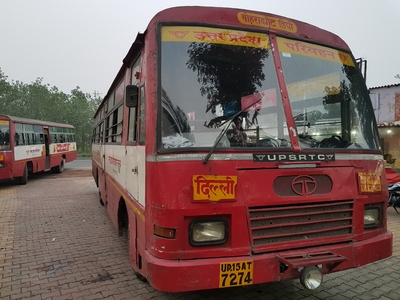 Bus rouge pour Risikesh